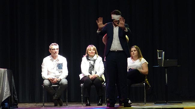 Mentalist Lyon Magicien Lyon numéro de mentalisme les yeux bandés