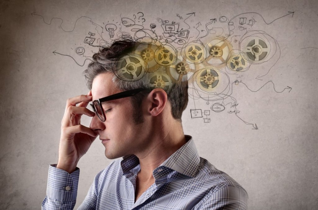 Mentaliste observant attentivement une personne