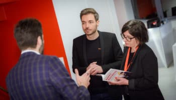 animation de stand sur un salon a Paris magicien Paris