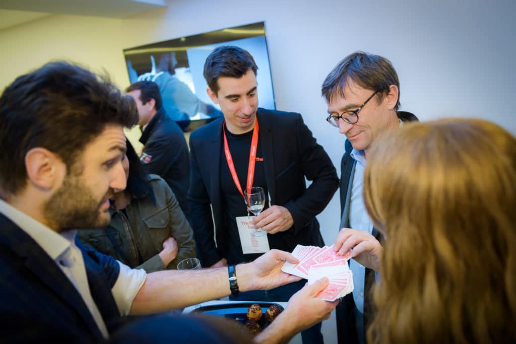 magicien pour animer un stand à Geneve Paris Lyon