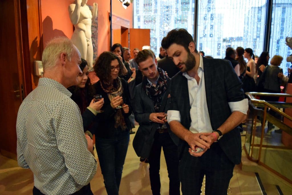 Magicien Mentaliste à Paris pour les entreprises Lyon Geneve prestation close-up