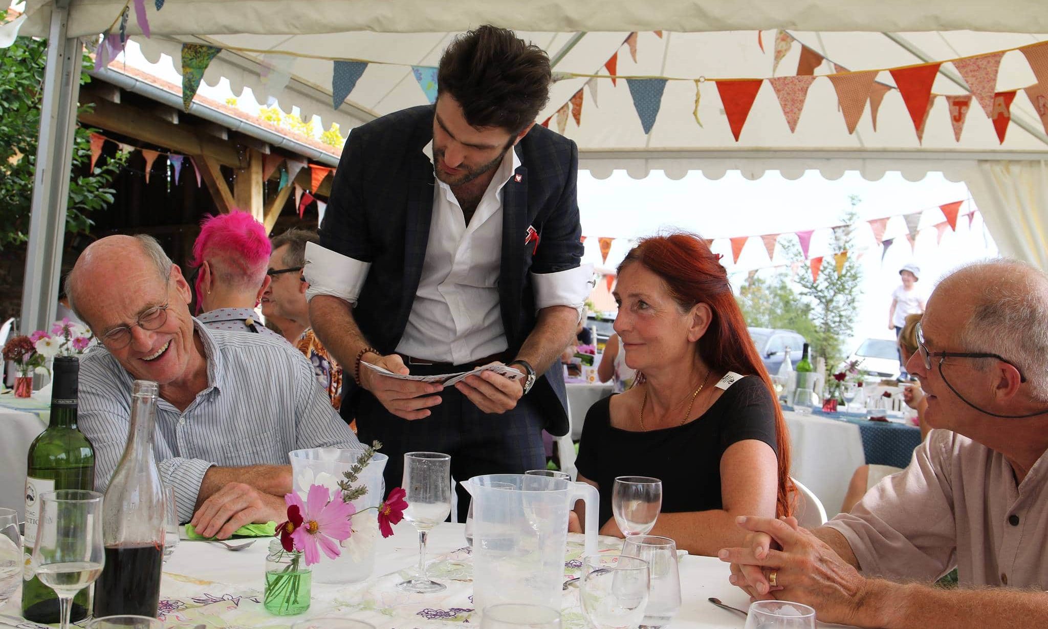 cropped-Animation-Mariage-à-Lyon-Magicien-Mentaliste-repas-magicien.jpg