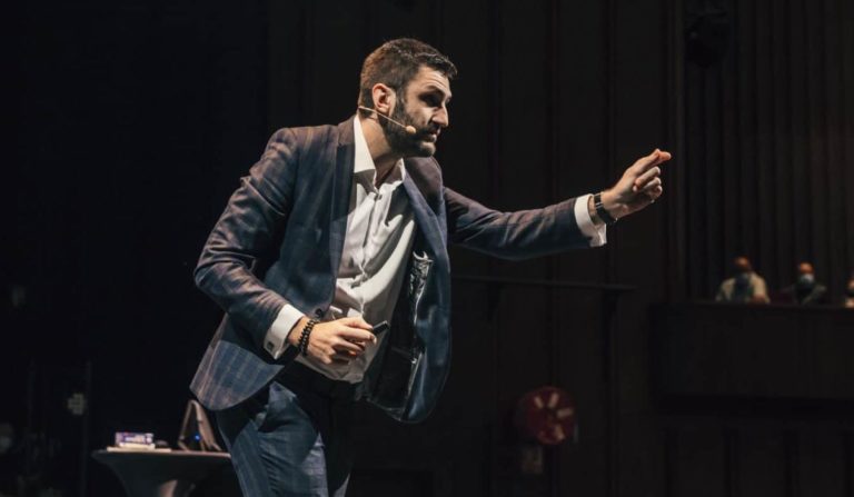Mathieu Grant, magicien mentaliste à Lyon, en prestation pour une entreprise