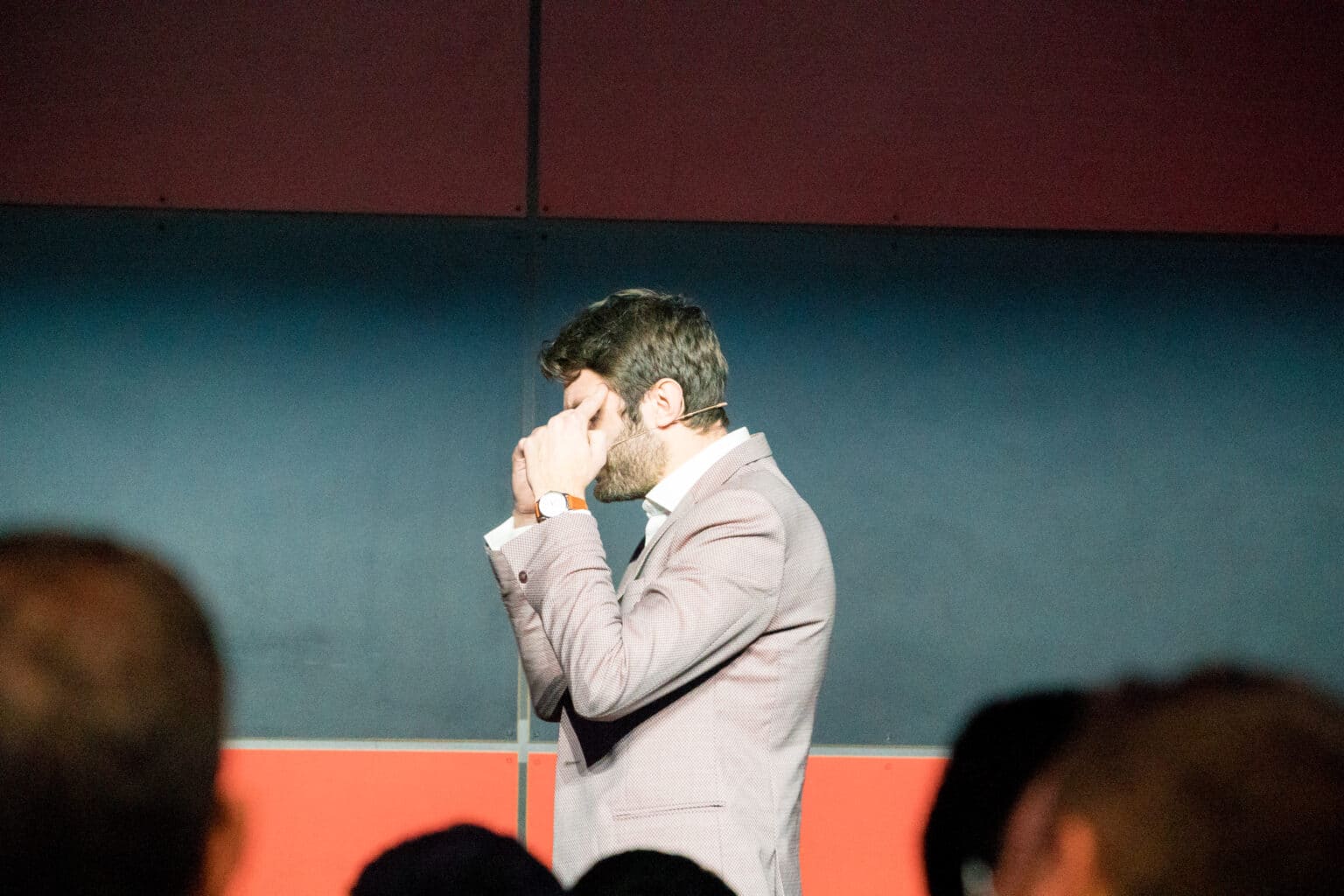 Mathieu Grant, conférencier, en pleine réflexion sur scène