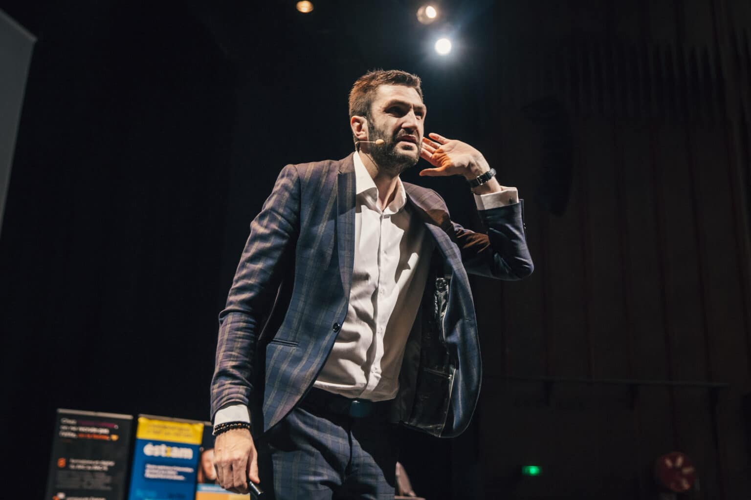 Mathieu Grant, conférencier mentaliste, sur scène micro en main