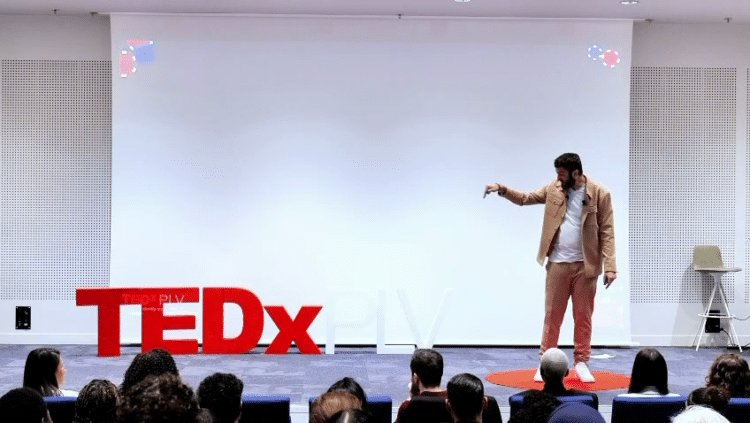 Mathieu Grant sur la scène TEDx