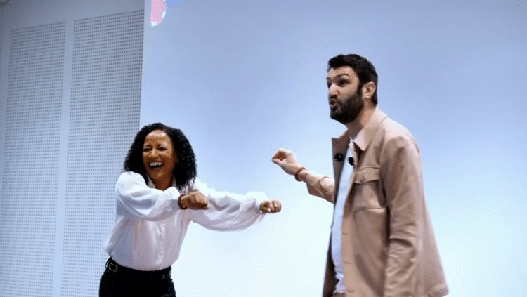 Mathieu Grant, conférencier, pendant une expérience avec une participante sur scène